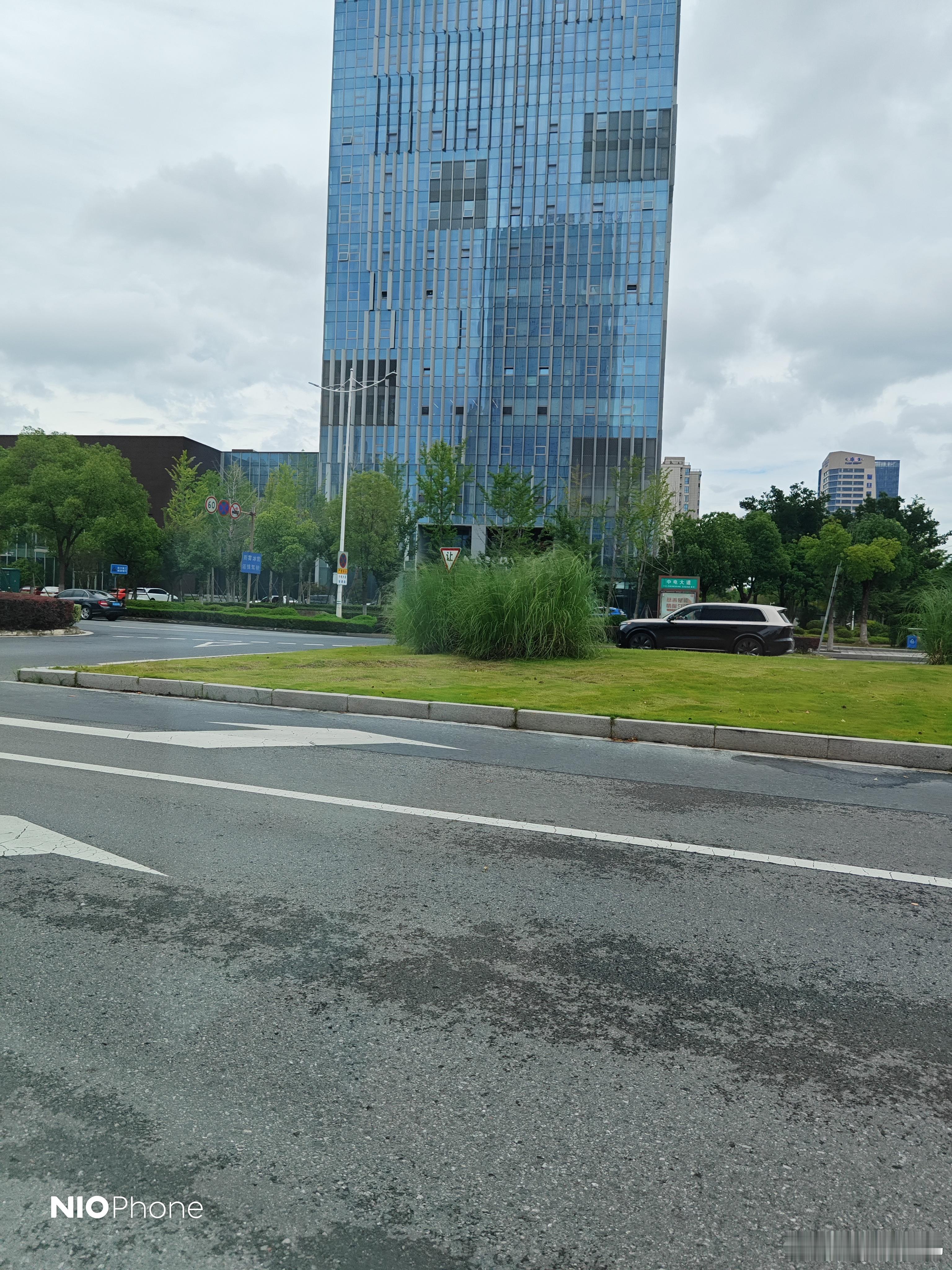 两个路口偶遇一台绿色乐道L80和另一款新车，今天主打一个都遇到了电动兄弟