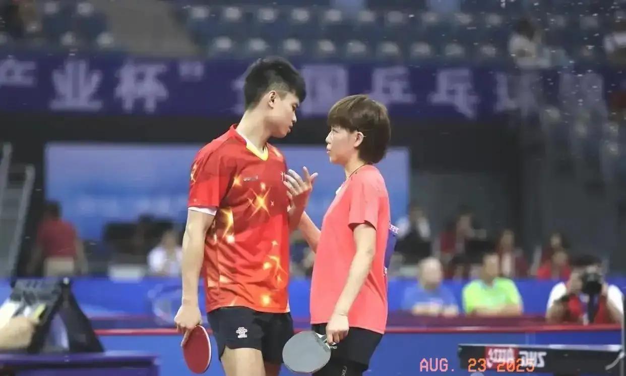 昨晚刷到周启豪和陈幸同接连发了动态，看完还挺让人纳闷的。

周启豪写着“任何人都