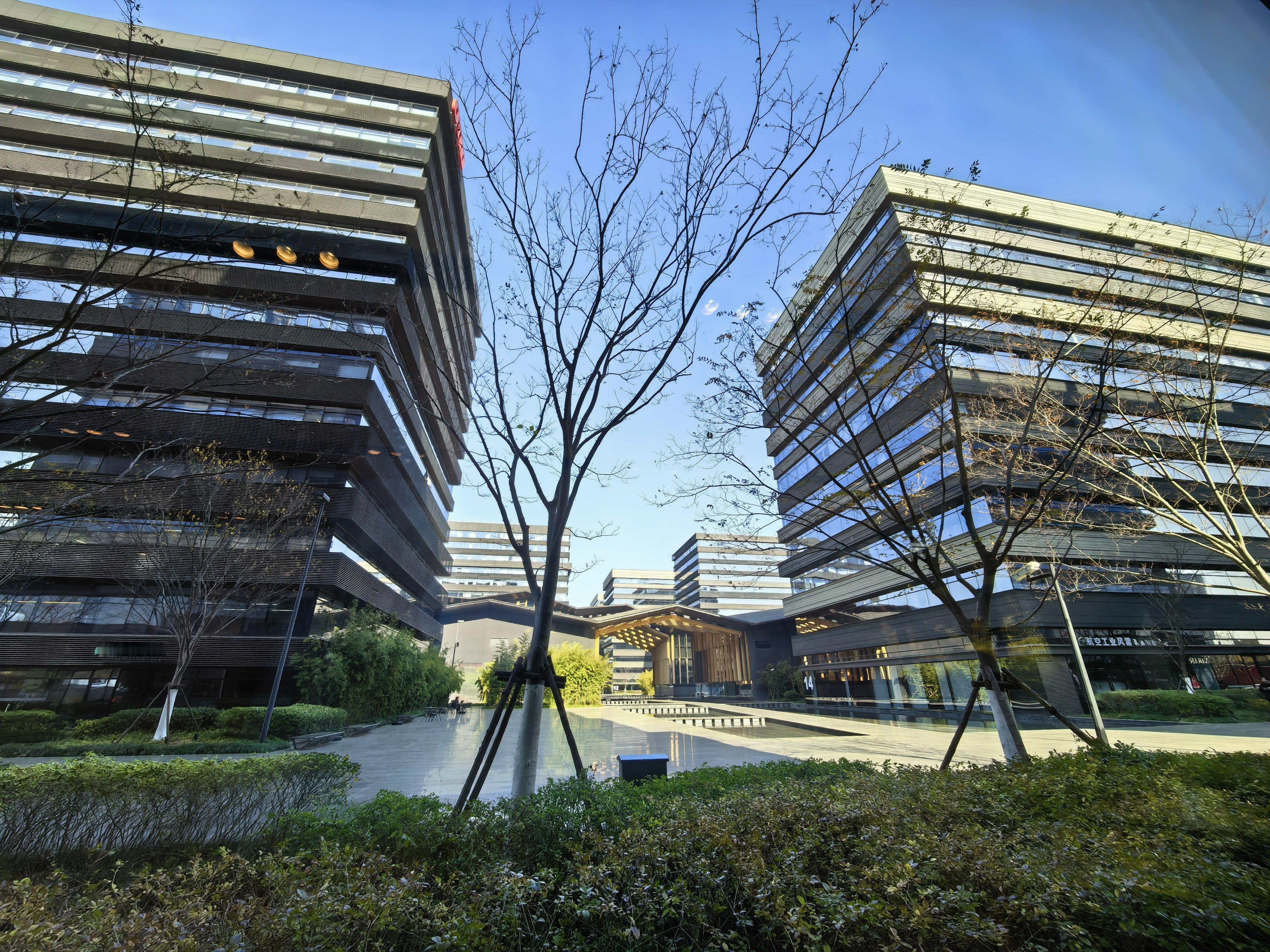 阿维塔的办公楼是我喜欢的风格，科技范，很安静，而且很高级。阿维塔今年的表现还是很