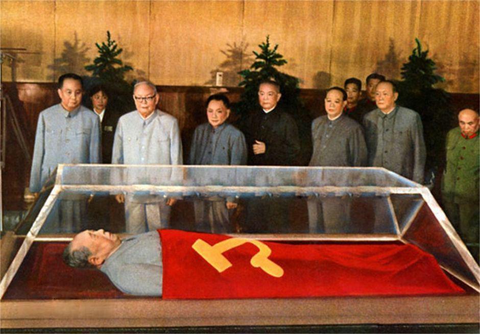 今天看来，华国锋主席当年做出保护毛主席遗体，修建毛主席纪念堂的决定，是无比正确的
