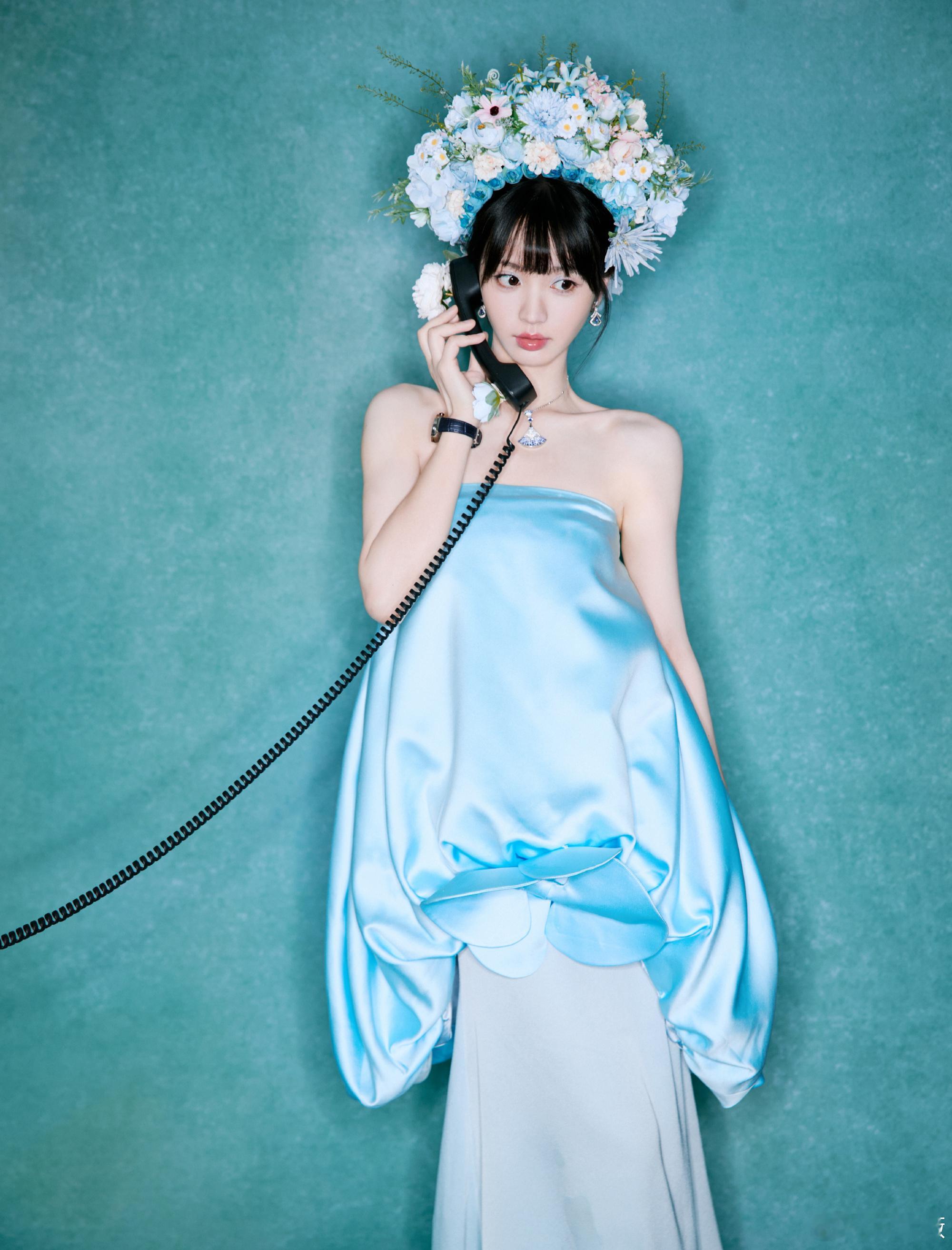 #gq红毯# 田曦薇GQ红毯造型也太美啦，蓝色簪花头饰和蓝色抹胸裙相互映衬，少女