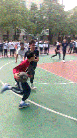 中小学生篮球技术水平这么高了吗？[奸笑]
红衣少年明显，科比标准soma步！
黑