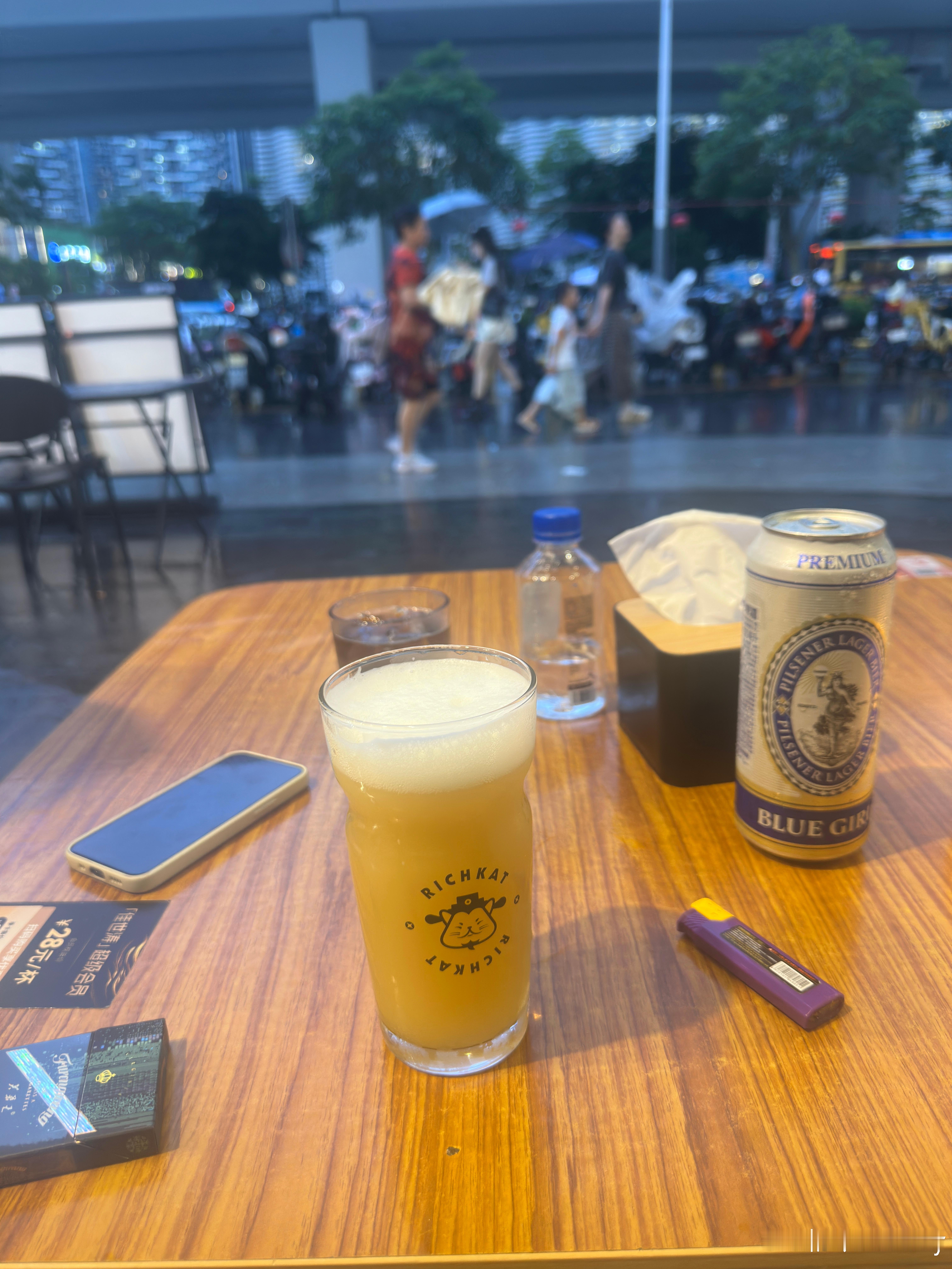 老婆点了一杯🥃我外带了一瓶蓝妹为了体现深圳素质我也点了一杯精酿够意思吧  ​​