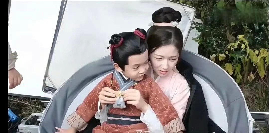 李兰迪这个脸真的好小，和小孩子一样 ​​​