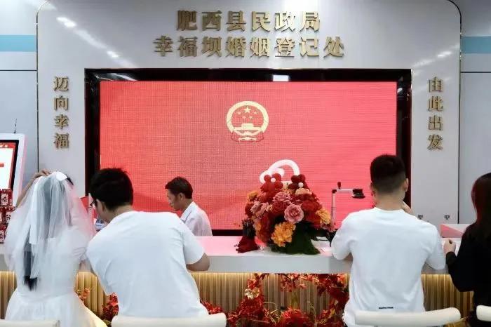 当结婚登记跳出传统民政局大厅，全国各地花式特色登记点轮番出圈，仪式感直接拉满。