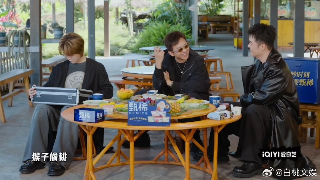 鹿晗好大一口锅陈赫预制弹幕哈哈哈哈哈 鹿晗：我抱着箱子想了半天。邓超陈赫：我们玩