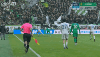 单从这个画面来看，谁也不确定到底有没有出界，相信边裁和斯卢茨基也不能确定，但是边