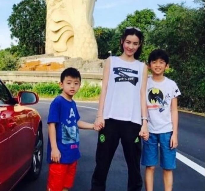 张柏芝很少骂小孩，永远在说完道理后加一句“你自己确定了，要承担后果”。她觉得打球