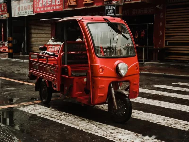 两只狗开走主人三轮车撞上轿车！12月7日，黑龙江大庆发生了一件离奇事儿。一位大爷