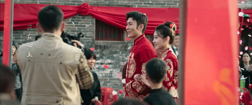 梁洁文江燕大婚美成啥了 谁看了文江燕的大婚造型不心动 传统秀禾的红与金碰撞出极致