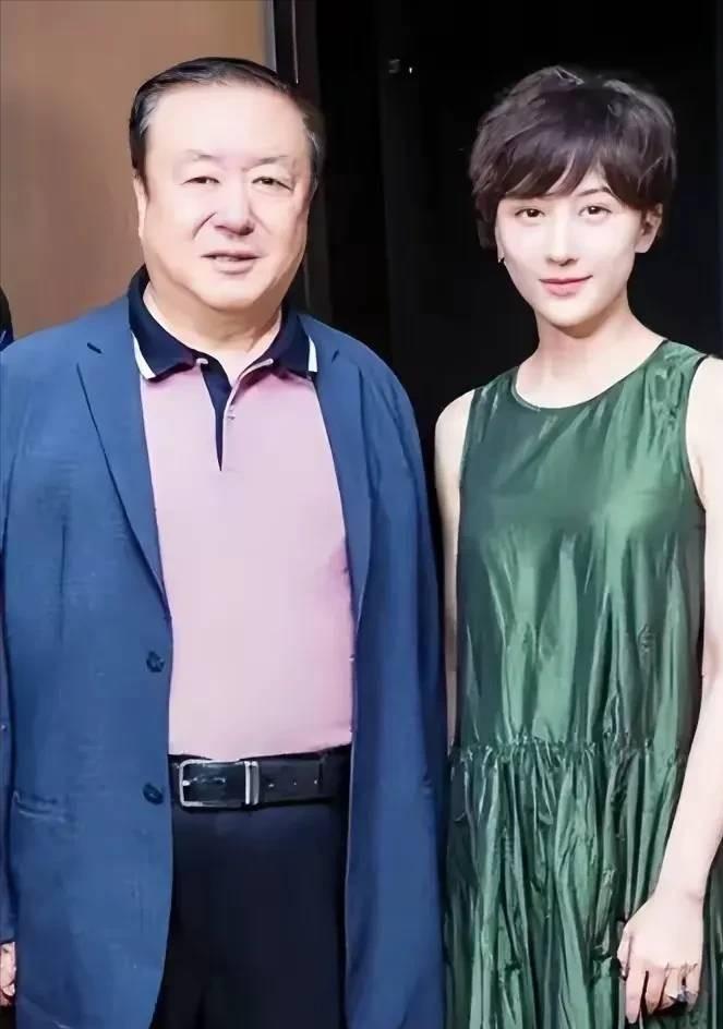 1994年，42岁的尤小刚为了温柔的乌倩倩，和原配妻子天歌离了婚。16年后，邬倩