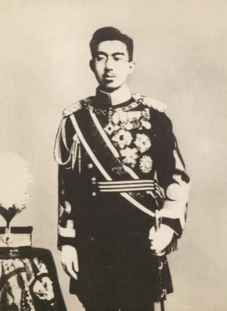 照片上的这个男人是日本发动侵华战争的罪魁祸首裕仁天皇，他的行为给中国人民造成了难