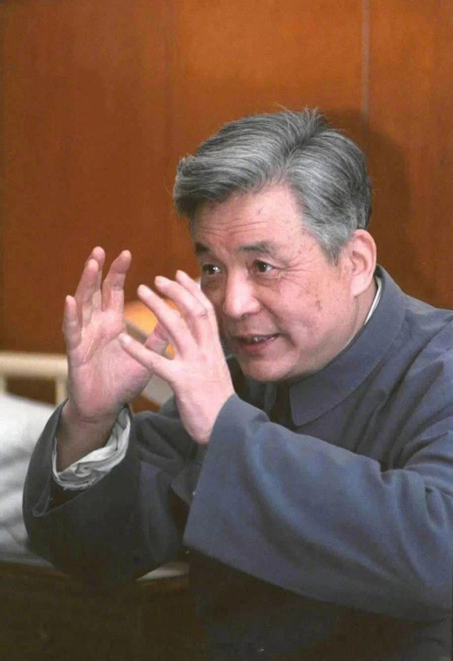 【缅怀两弹一星元勋邓稼先 】40年前的今天，“两弹一星”元勋邓稼先因病逝世，他是