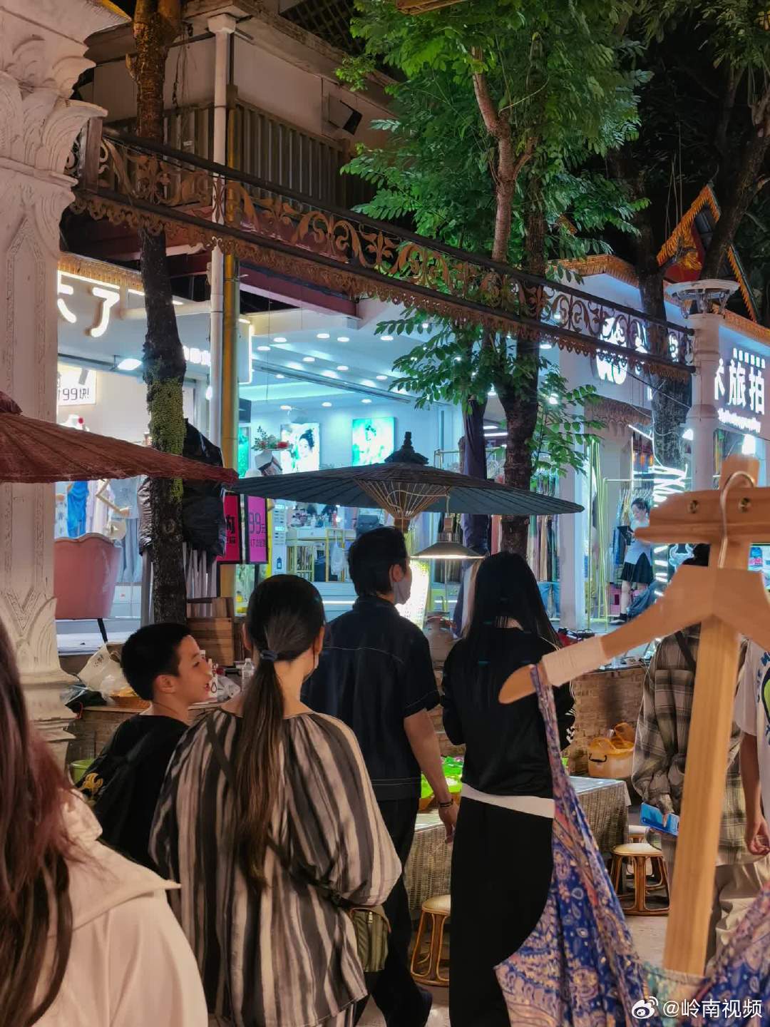 西双版纳偶遇向佐郭碧婷网友西双版纳偶遇向佐郭碧婷 西双版纳偶遇向佐郭碧婷，该逛就