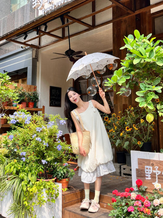 闯进花园里💐 耳机里的旋律也变得美妙了✨