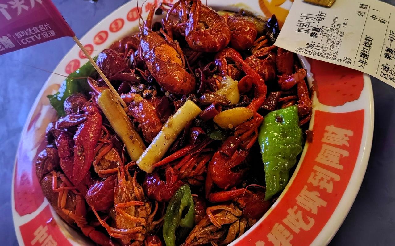 《阿财老铺的蚌埠红烧大蚂虾》
       那可是一绝！蚌埠这座皖北明珠，美食独