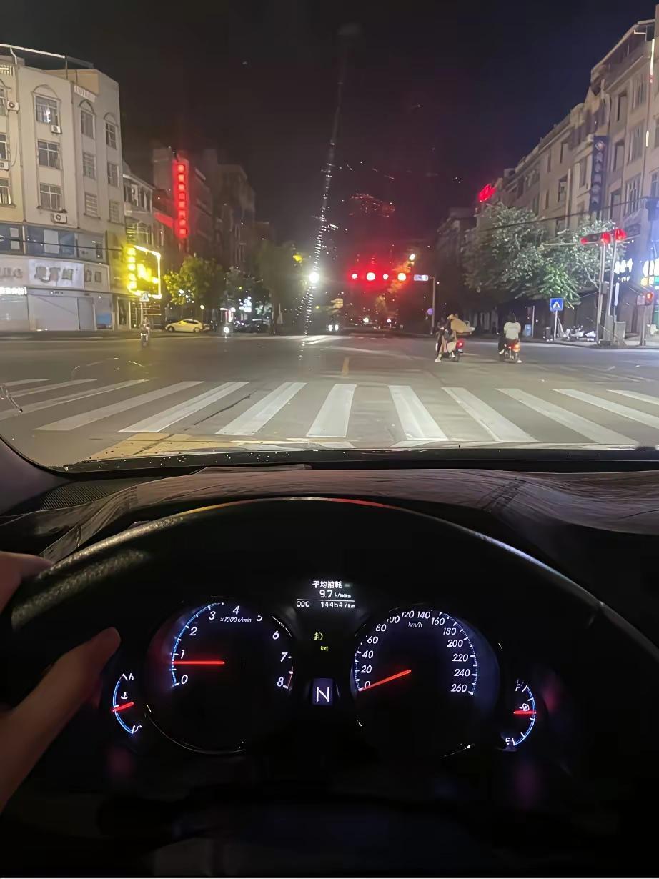 儿子为的啥呢？
琢磨不透，为啥就是不愿意让我们去他家过年呢？不是住不开，三室两厅