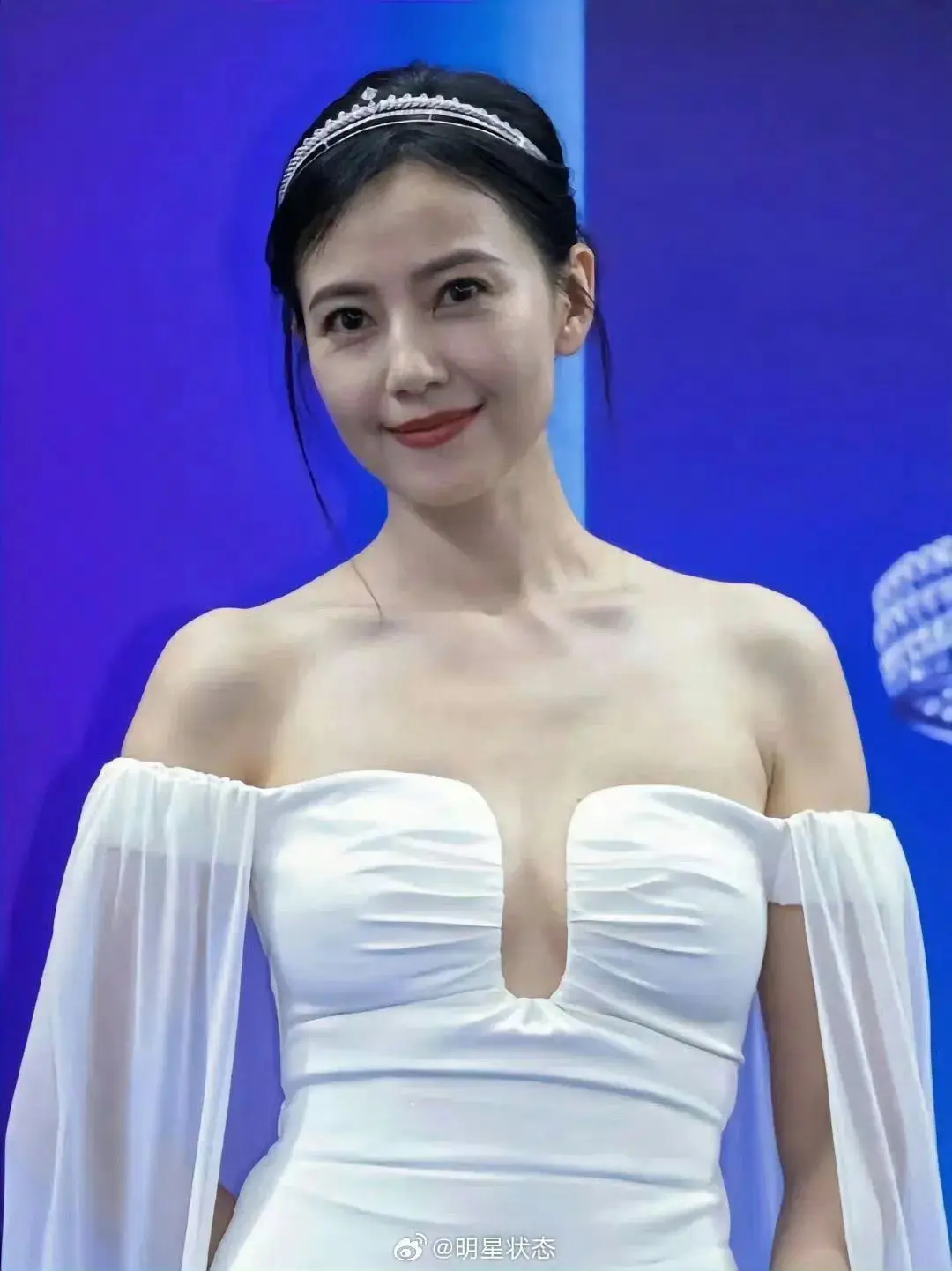 高圆圆深v真空。