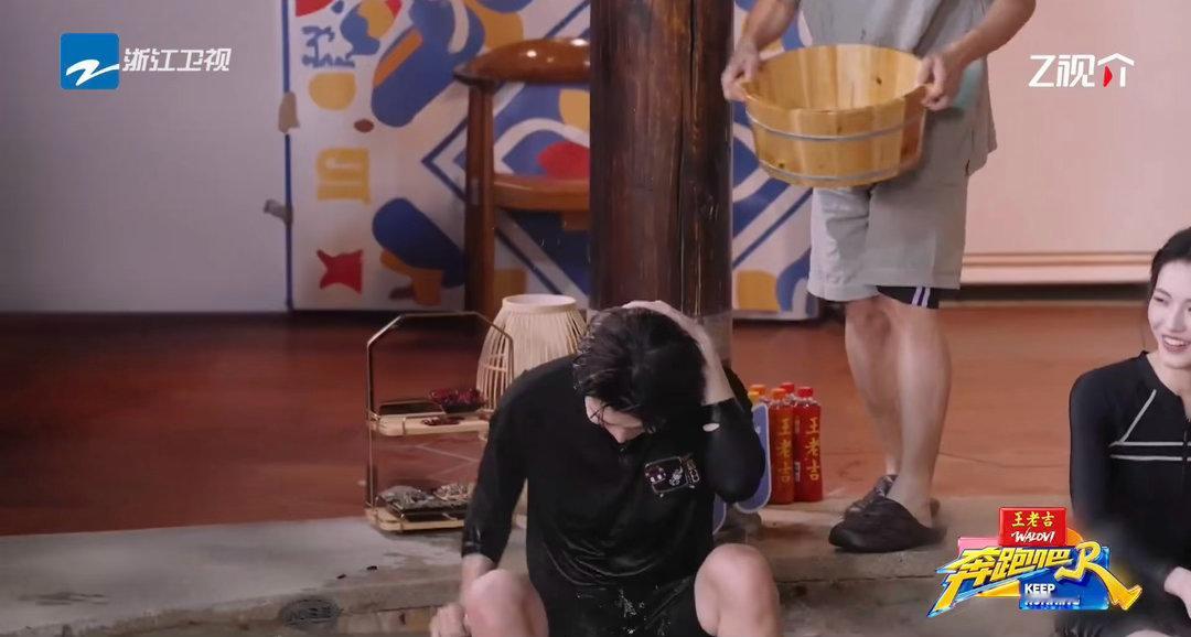 范丞丞赛级山东人唱歌 爱情骗子被范丞丞唱出了煎饼卷大葱的既视感，赛级山东人实锤，