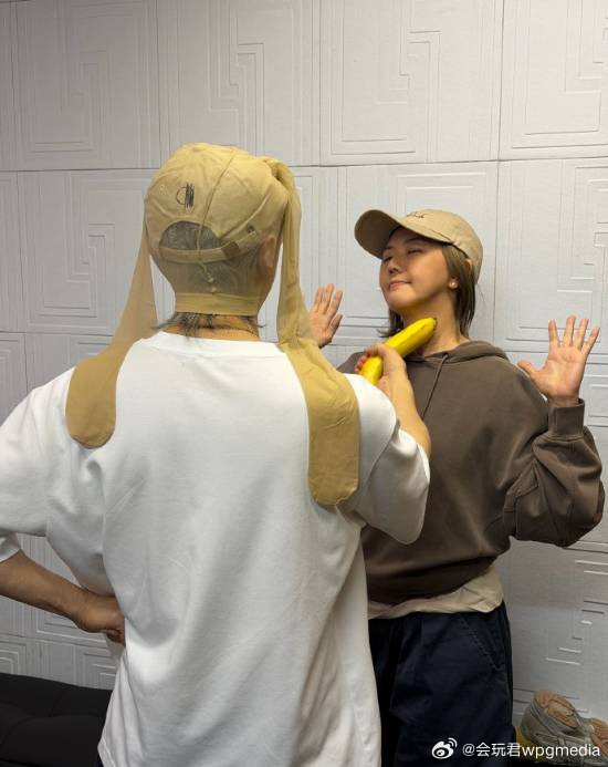 周星驰无厘头“打劫”孙燕姿 只为抢夺演唱会门票3月13日，周星驰经纪人在社交平台