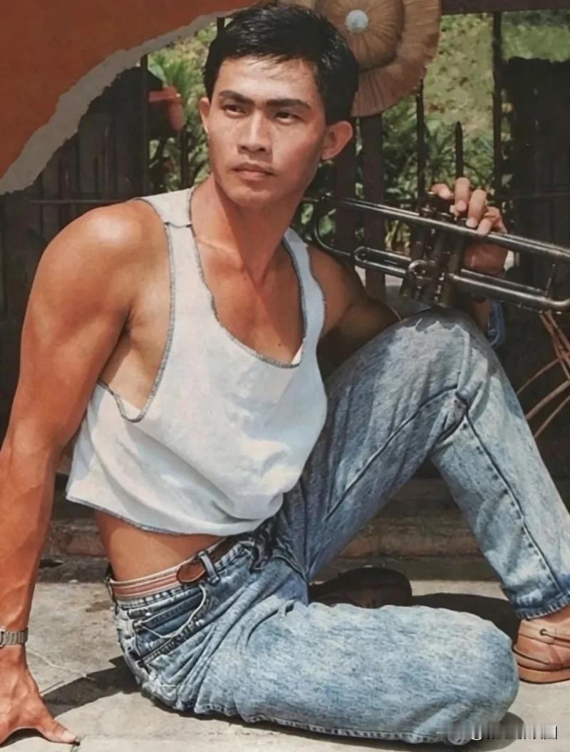 新加坡昔日知名演员陈天文的早期照片，那时候的他很阳光帅气，身材高大威猛。我个人对