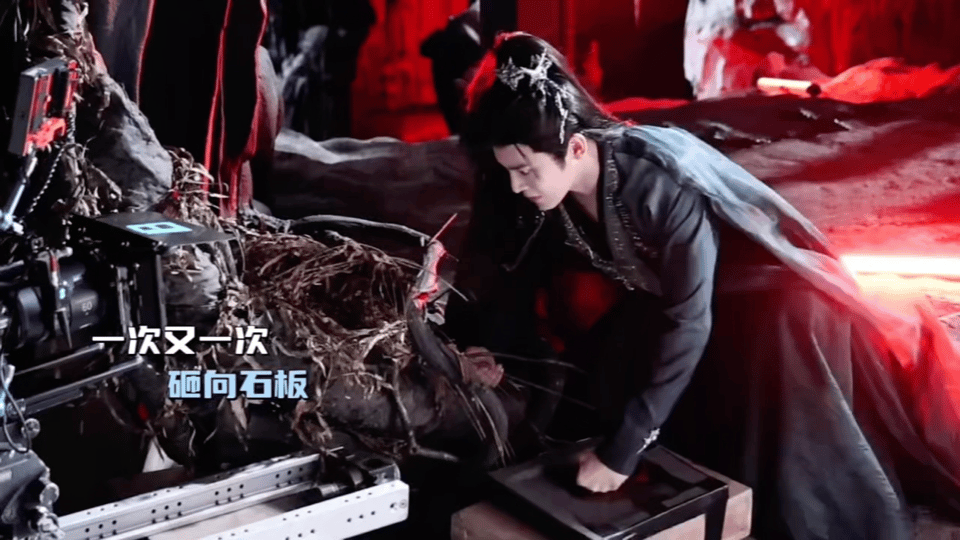 侯明昊一场戏用手砸了12下木板 天呐！看到侯明昊这场戏的表现真的被惊到了。短短3