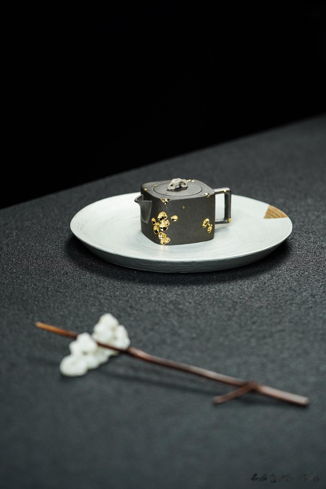 紫砂泥可塑性好，制作时黏合力强，却不黏工具不黏手，可以随陶艺家的创作意图而施展技