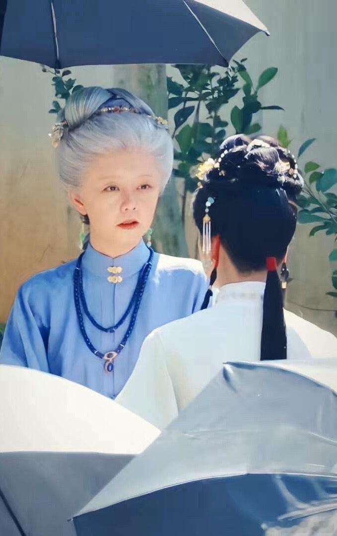 谭松韵兰香如故老年妆看到谭松韵的老年妆路透，莫名有点想哭。平时那么灵动的姑娘，竟