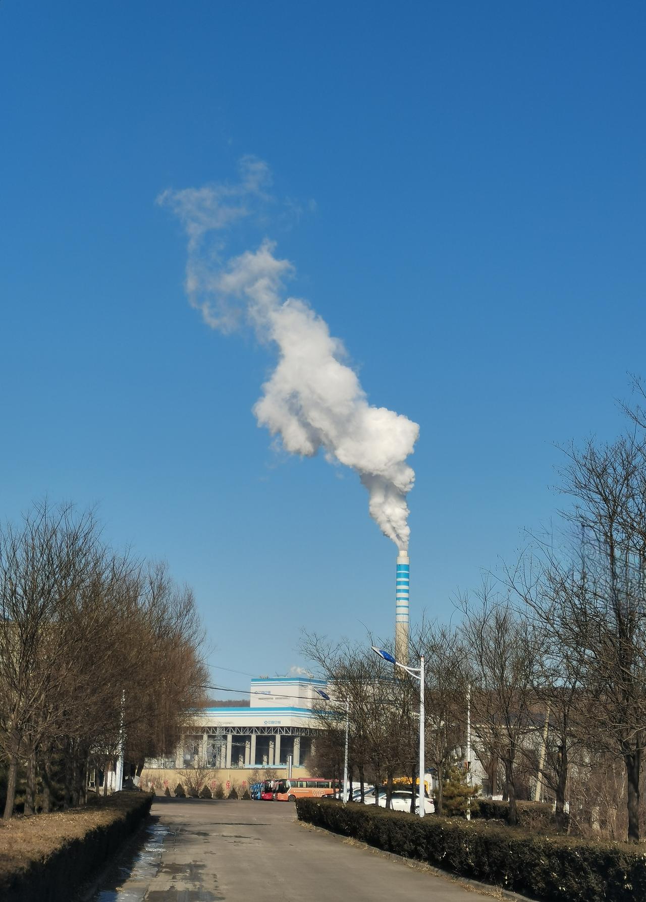 ＃敢不敢把你们的天空照上传呢＃
    湛蓝的天空，没有一丝杂质，高高的烟囱中冒