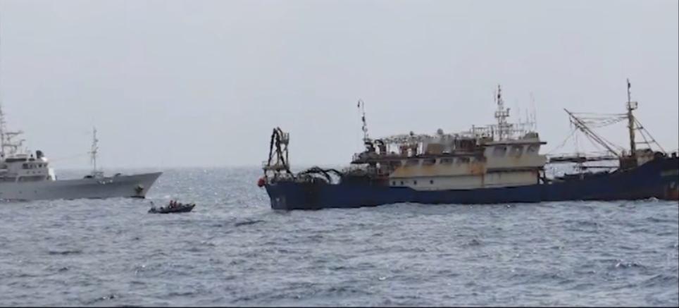 日本当局扣押了一艘中国渔船。
据日本水产厅12日消息称，一艘中国渔船涉嫌在长崎县