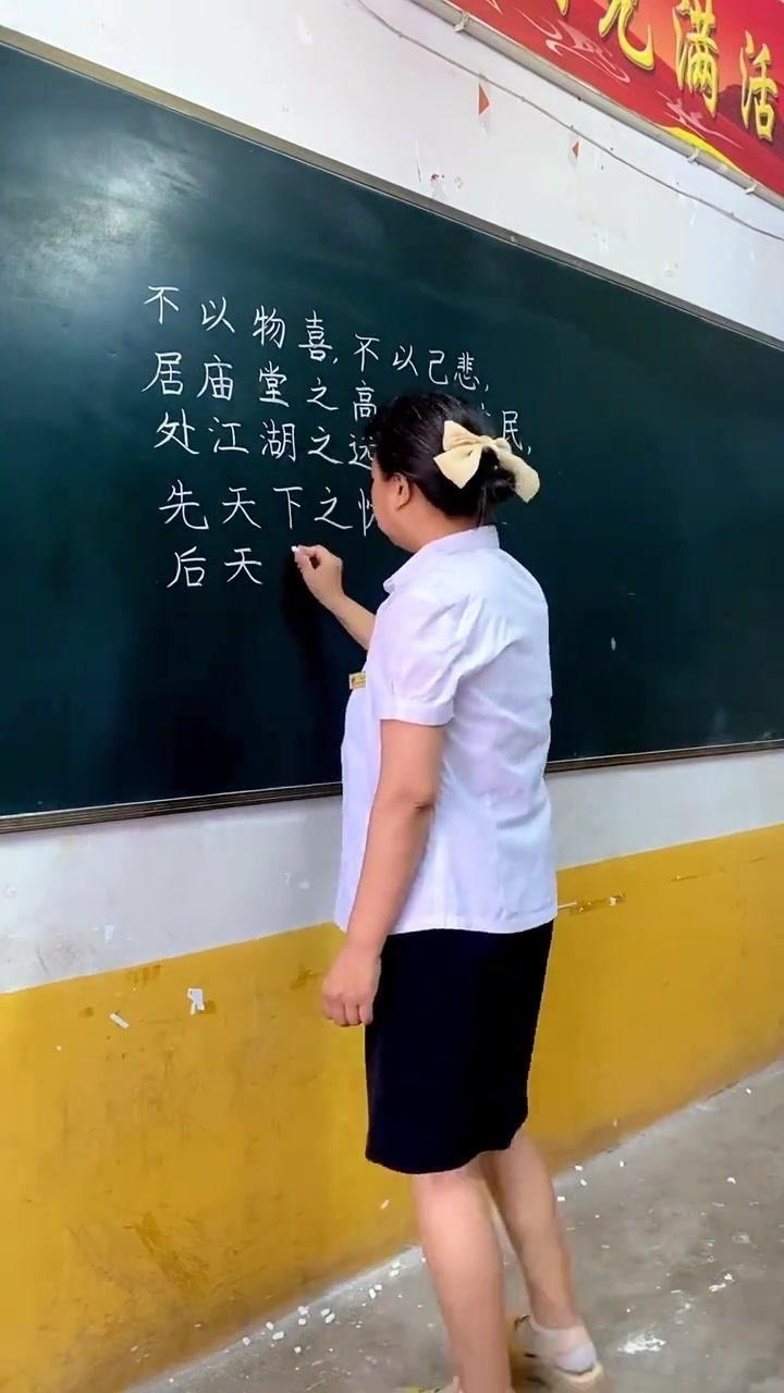 📖范仲淹的一生，是在苦难里开出花的一生。

2岁丧父，母亲改嫁，他顶着"朱说"