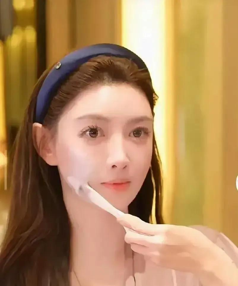 叶珂庐山真面目曝光，网友直呼“微卸”！她平时出镜总浓妆艳抹，五官日日不同，连黄教