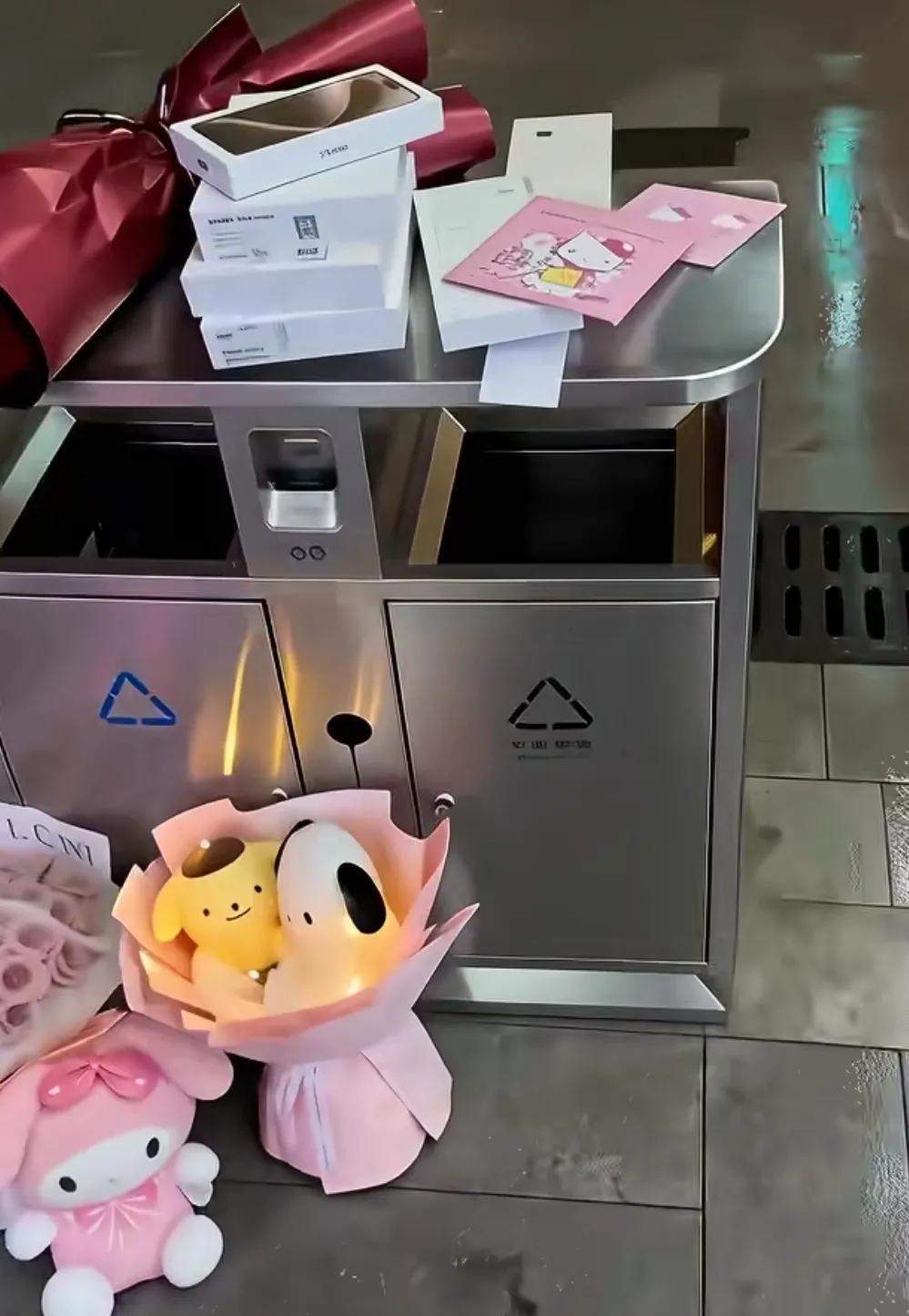 七夕之夜街头的垃圾桶干净明亮。