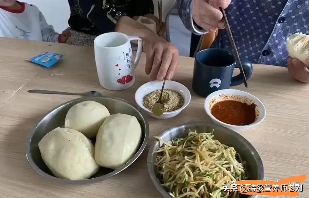 “清淡饮食”的说法存在很大漏洞，不要动不动就让人饮食清淡，对于健康素养不高的人来