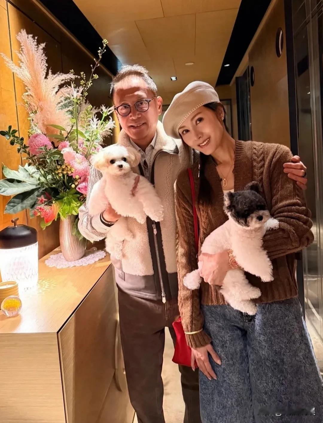 55岁的李嘉欣晒结婚17周年照，岁月从容、美人依旧啊！
她眉眼精致，穿搭时尚，身