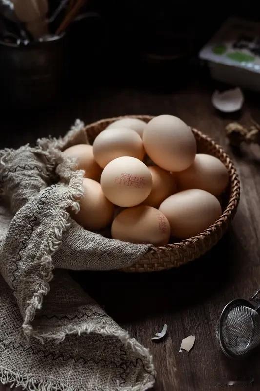 每天吃一个鸡蛋对身体是好是坏 每天吃一个鸡蛋，对身体究竟是好是坏？答案是利大于弊