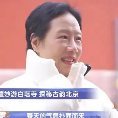 叶檀和北京财经节目组一起参游（采访)北京白塔，叶檀柔美淡雅…她兴致勃勃、看到美景