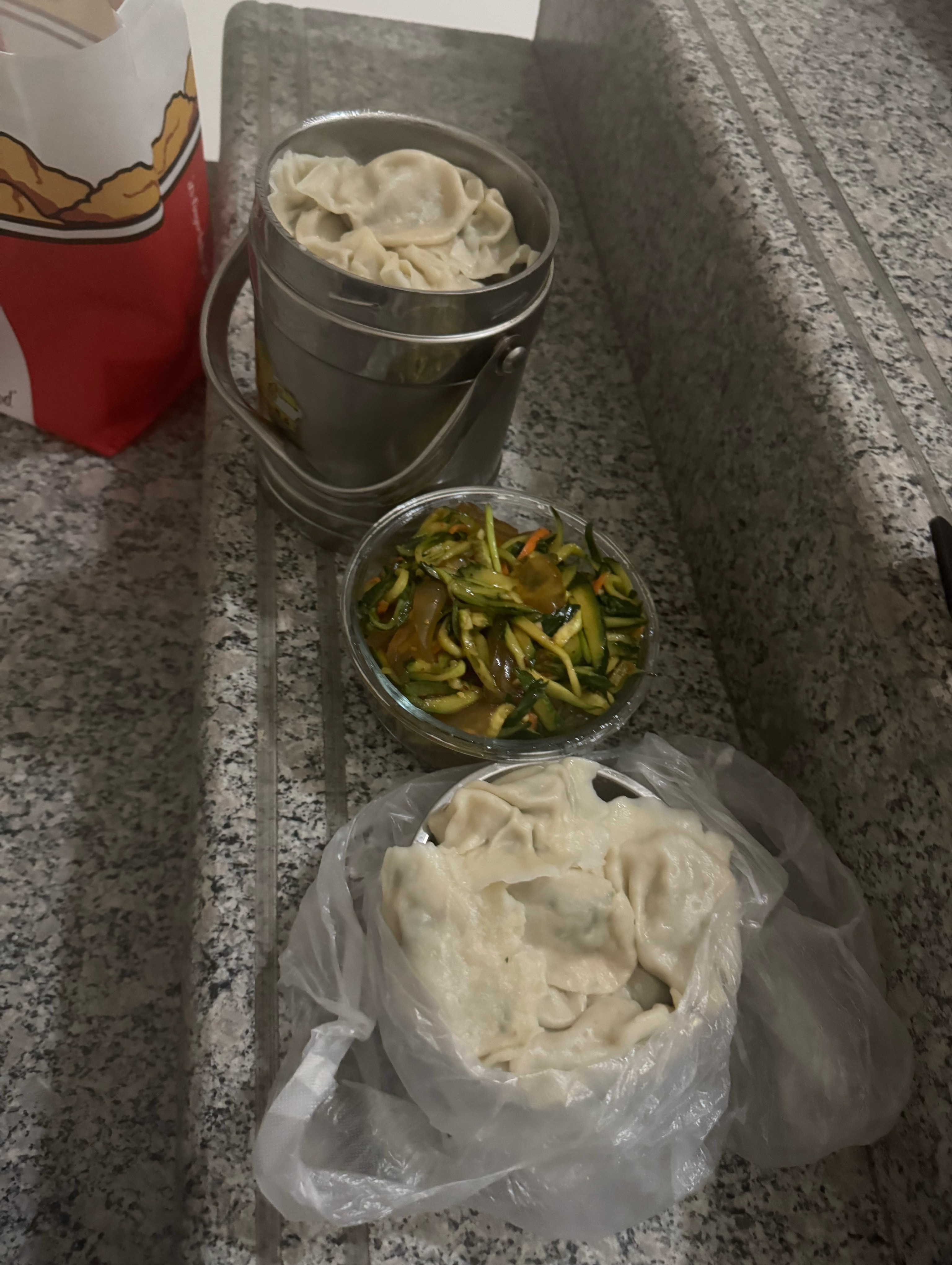妈妈包的饺子 和男朋友两人份 在公司楼道偷着吃