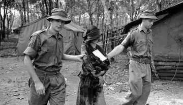 1966年，一名北越女游击队员在山洞里被两名澳大利亚军人抓获。女游击队员在接受美