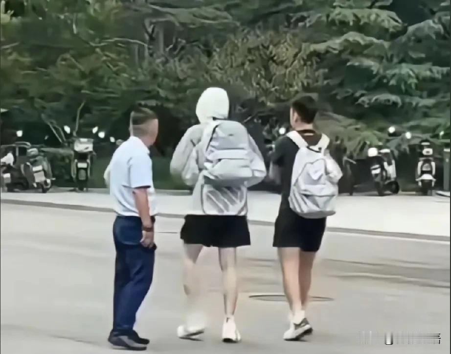 楚钦的小白箱休假了。
这几天看到王楚钦都是背着双肩包，没有拿小白箱，他和牛冠凯背