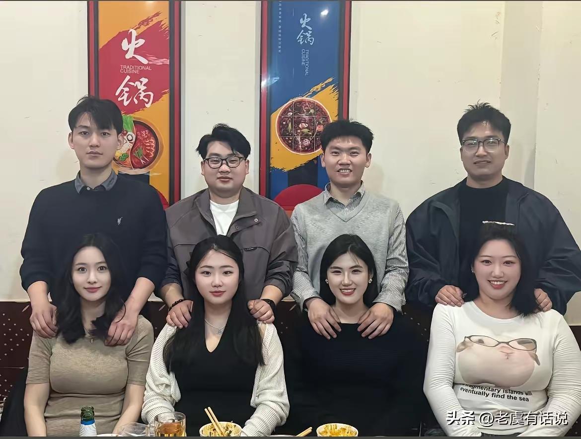 1. 前排最右侧的女士（穿白色卫衣，印有猫咪图案）
这位女士面带微笑，笑容甜美，