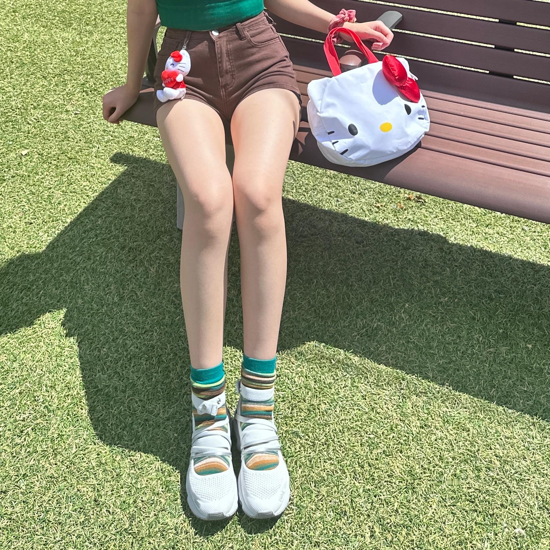 ^      ʚɞ^ミ >  。o ミ Ohhh！kitty 🍎🍃 ​​​