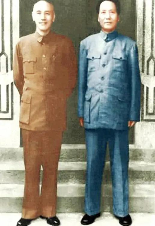 1945年，抗日战争胜利后，毛主席应邀来到重庆，参加国共和平谈判。蒋与毛泽东接触