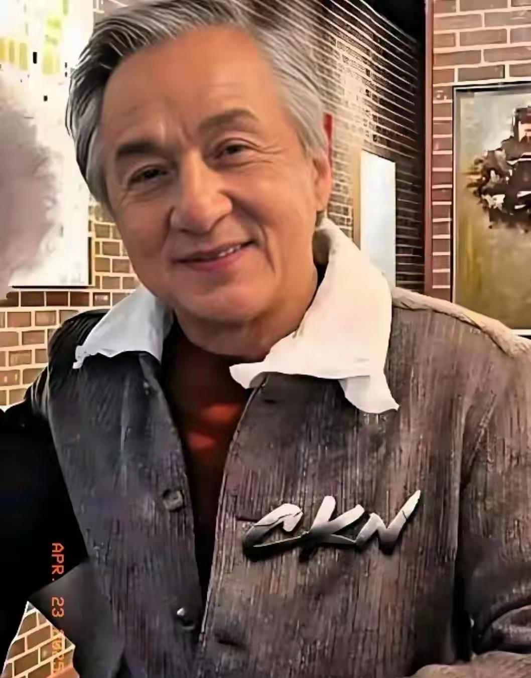 成龙作为公众人物，其演艺生涯和个人经历一直受到关注。关于家庭成员之间的相处，更多