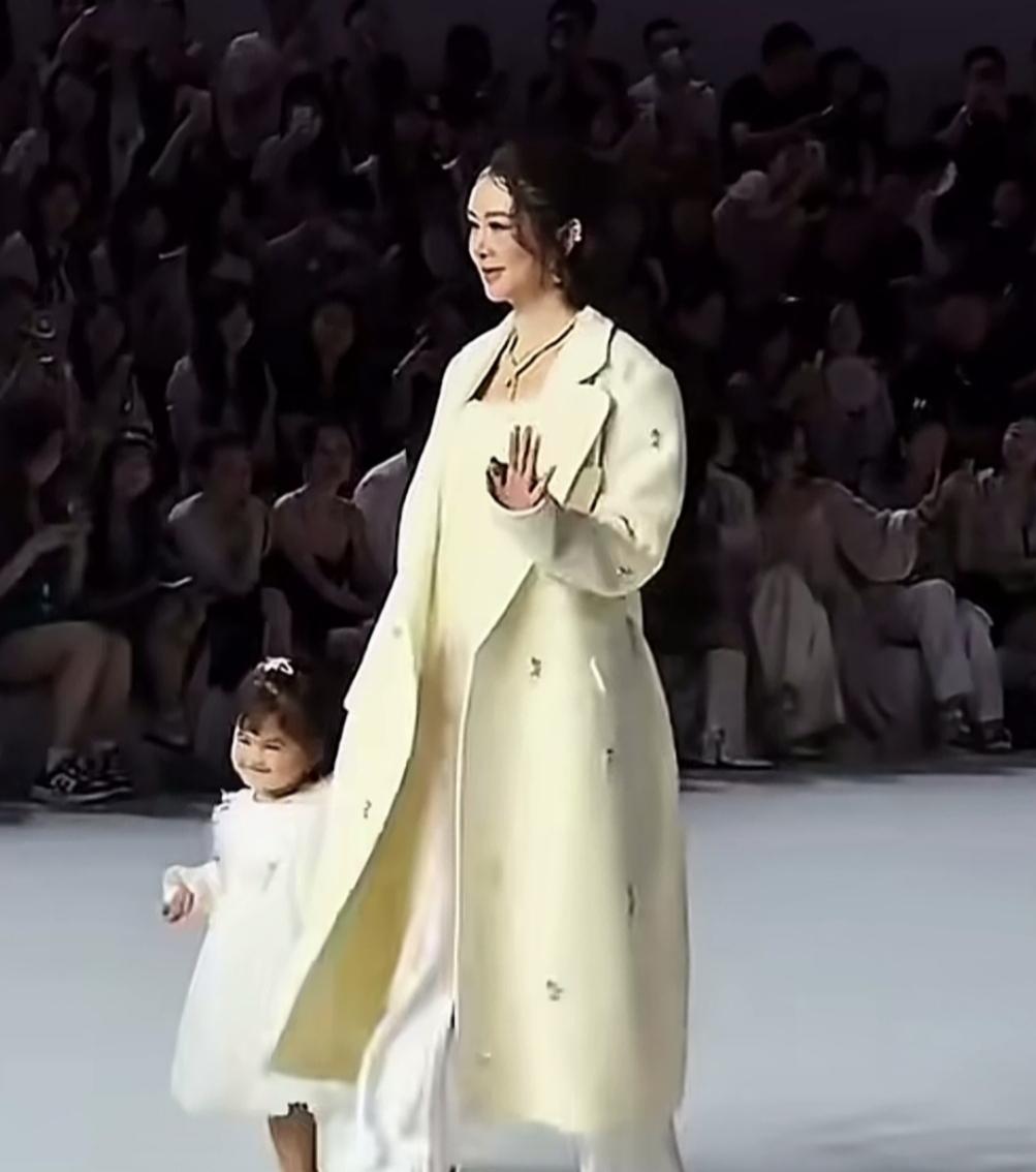 真别说，盈公主把三个孩子都培养得挺好的。就拿小凯莉来说吧，人家才2岁，妈妈带着她