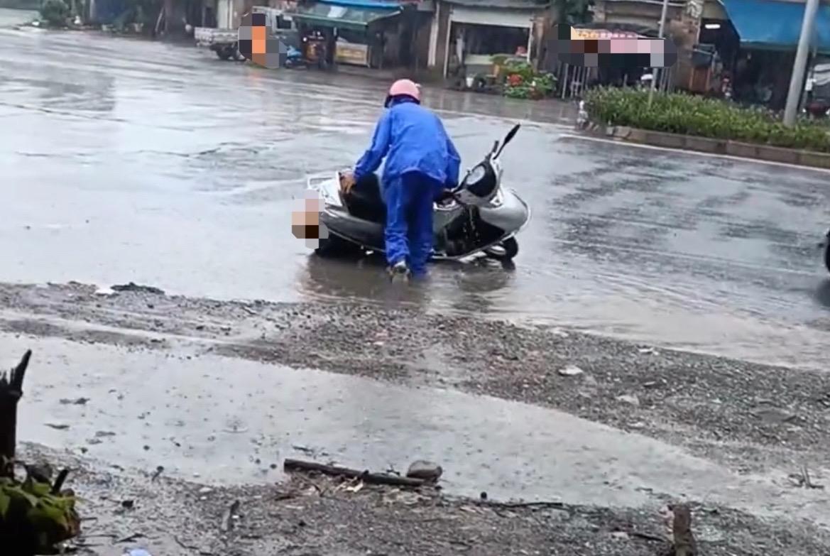 【玉林一环北玉博大道路口多人骑车摔倒】

6月17日，网友爆料称：玉林市一环北路