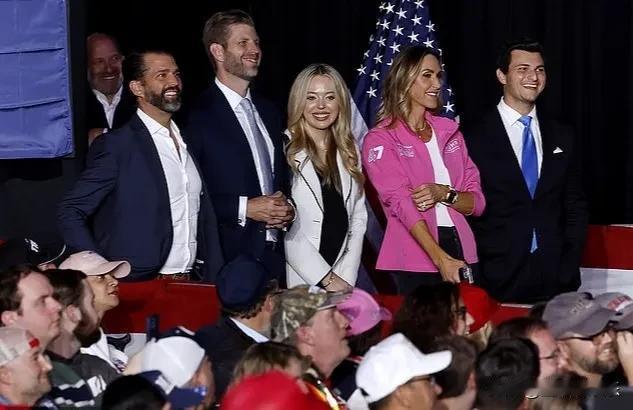 特朗普子女一同亮相宾夕法尼亚集会，伊万卡缺席。
大选夜前夕，小唐纳德、埃里克、蒂
