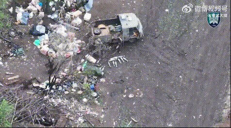 俄乌冲突战场画面：

某士兵开着一辆小破车给前线部队运送炮弹，刚到位置把车停稳，