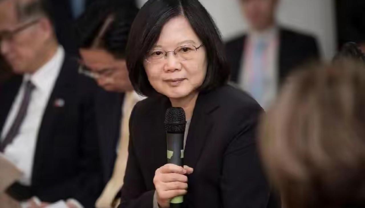 聂枫25年最后一天，蔡英文突然发文！
​12月31日，蔡英文在脸书发文：“在炮火