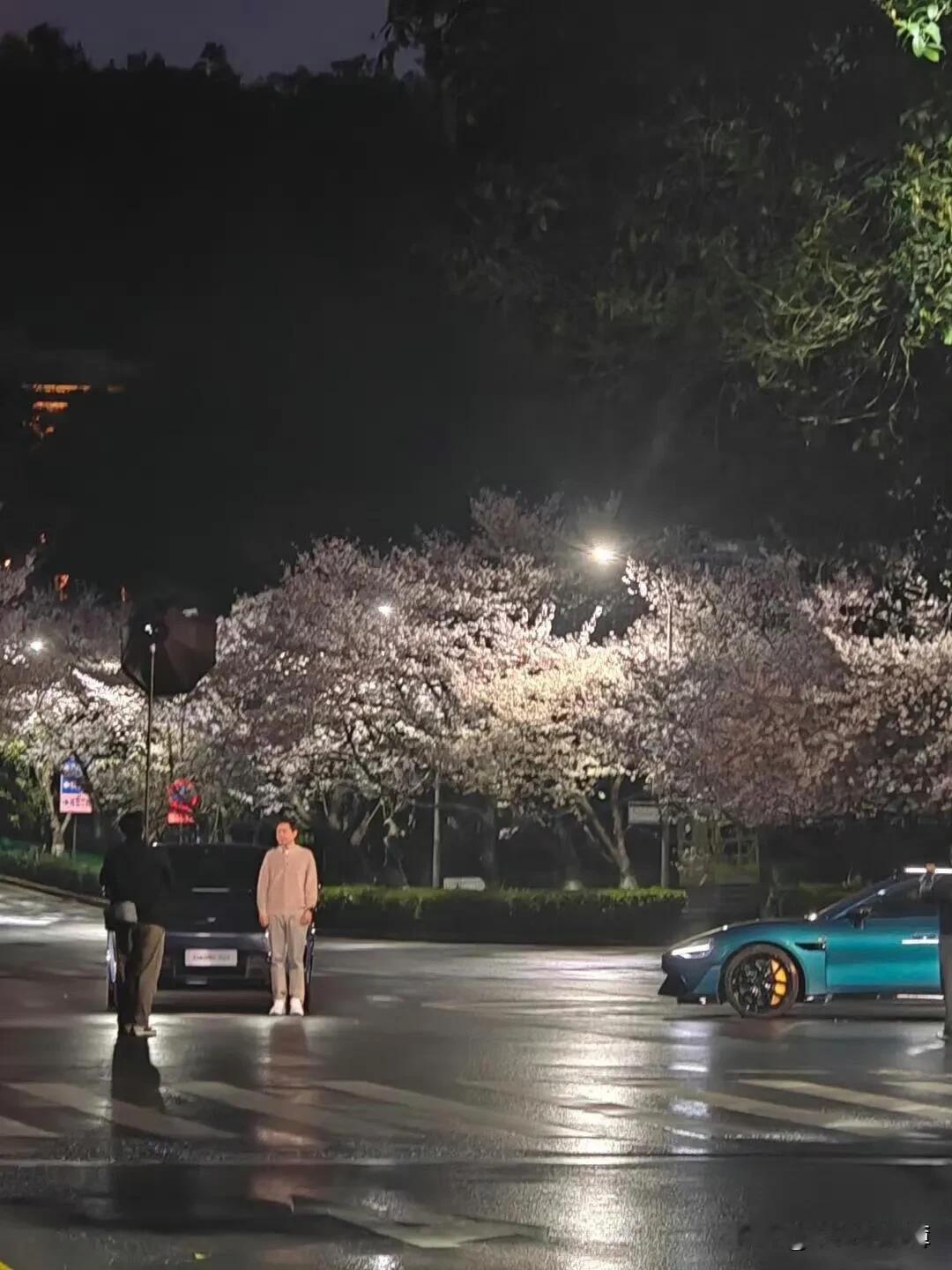 雷军凌晨2点偷拍广告还有后续，友商被气炸群嘲：这波操作太心机！

雷军低调回母校